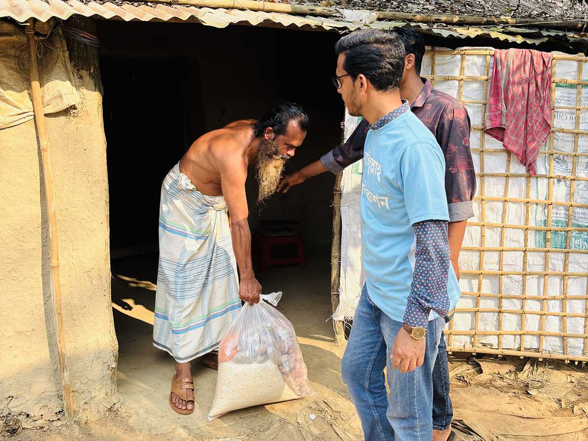 ছিন্নমূল মানুষের জন্য খাদ্য সহায়তা