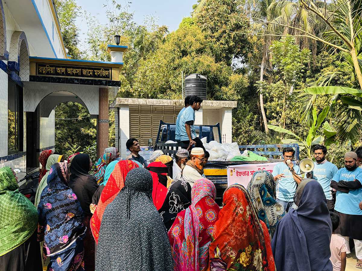 পবিত্র রমজানে ইফতার সামগ্রী বিতরণ