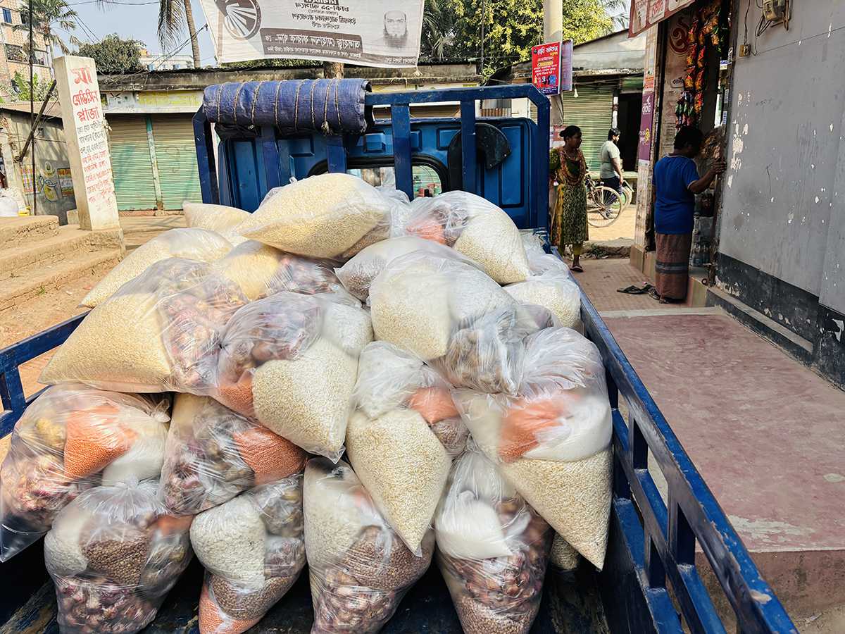 পবিত্র রমজানে ইফতার সামগ্রী বিতরণ