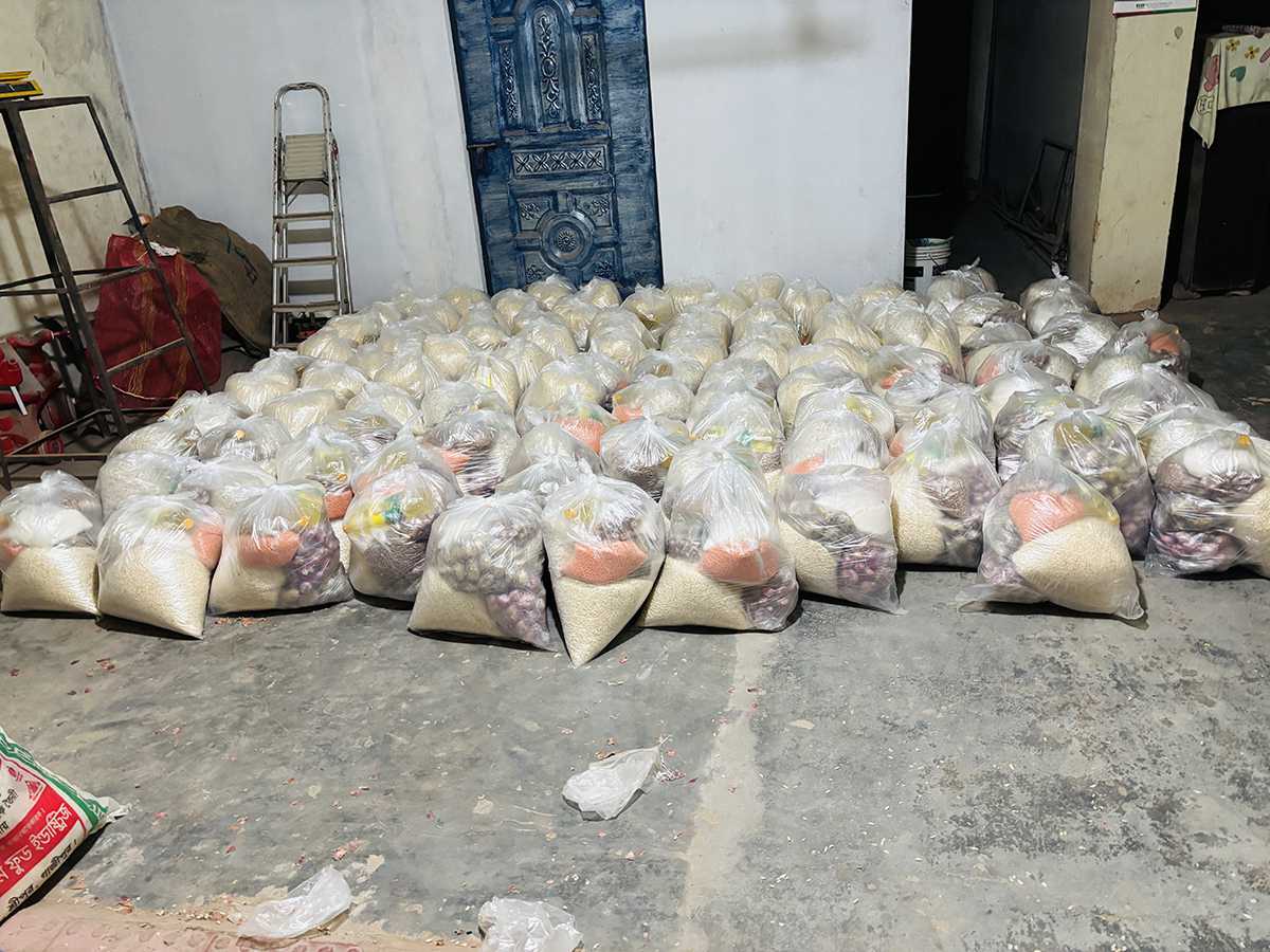 পবিত্র রমজানে ইফতার সামগ্রী বিতরণ